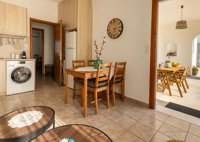 Queen Bee Seafront Апартаменты *